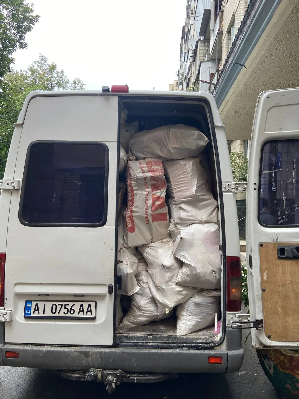 Будівельне сміття в мішках